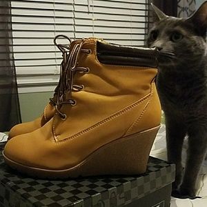 Carrini wedge work boots tan (Blu approved!)